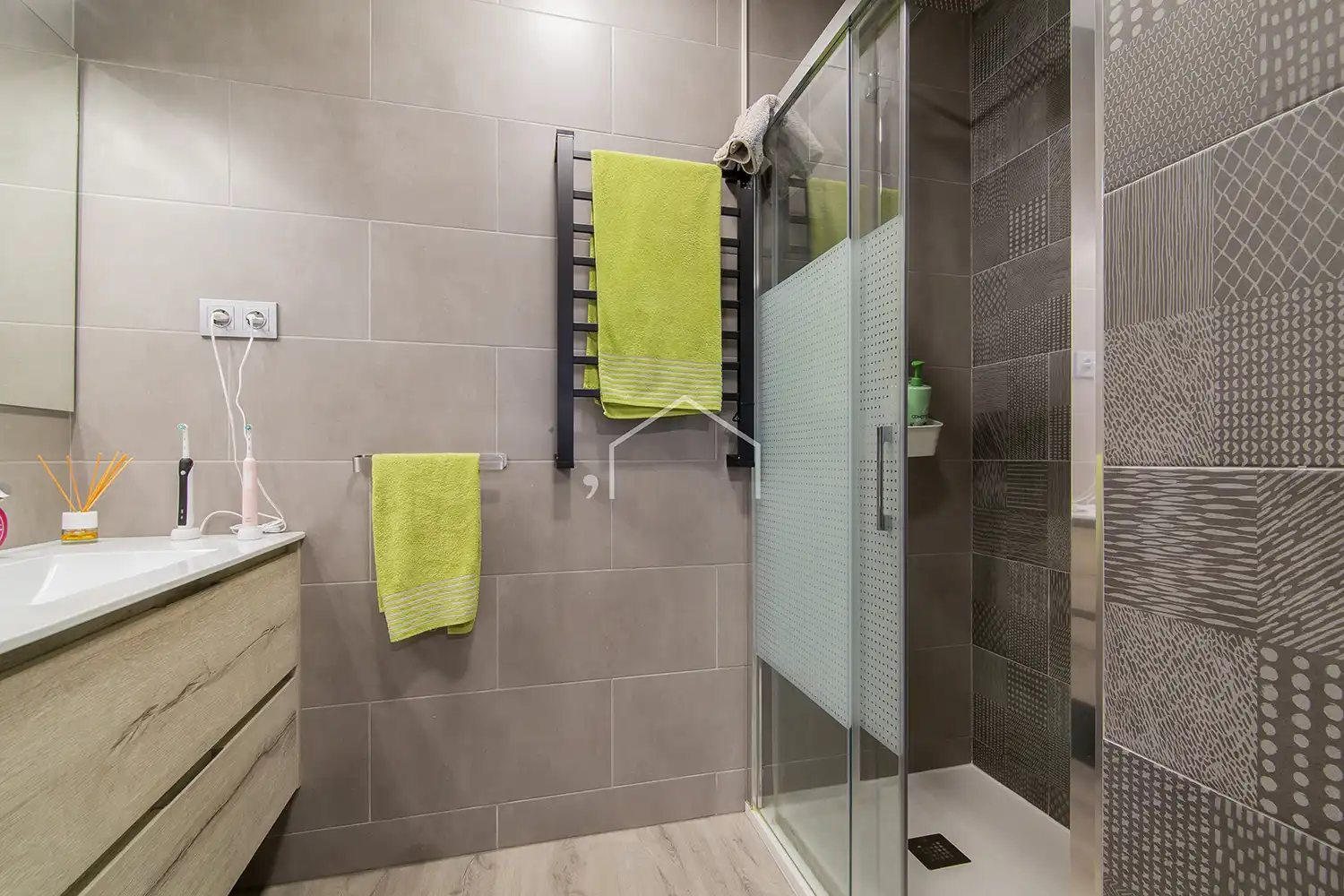 Bathroom of Flat for sale in Badalona  with Heating, Parquet flooring and Furnished