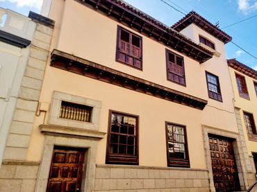 Maison mitoyenne avec balcon à vendre à Calle Hermano Apolinar
