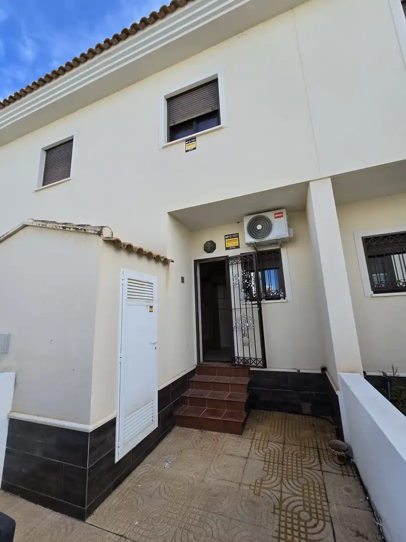 Vista exterior de Casa adosada en venda en Rojales amb Jardí privat, Traster i Piscina comunitària