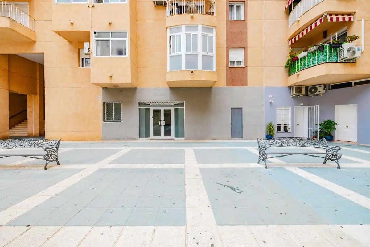Vista exterior de Local en venta en Estepona con Calefacción
