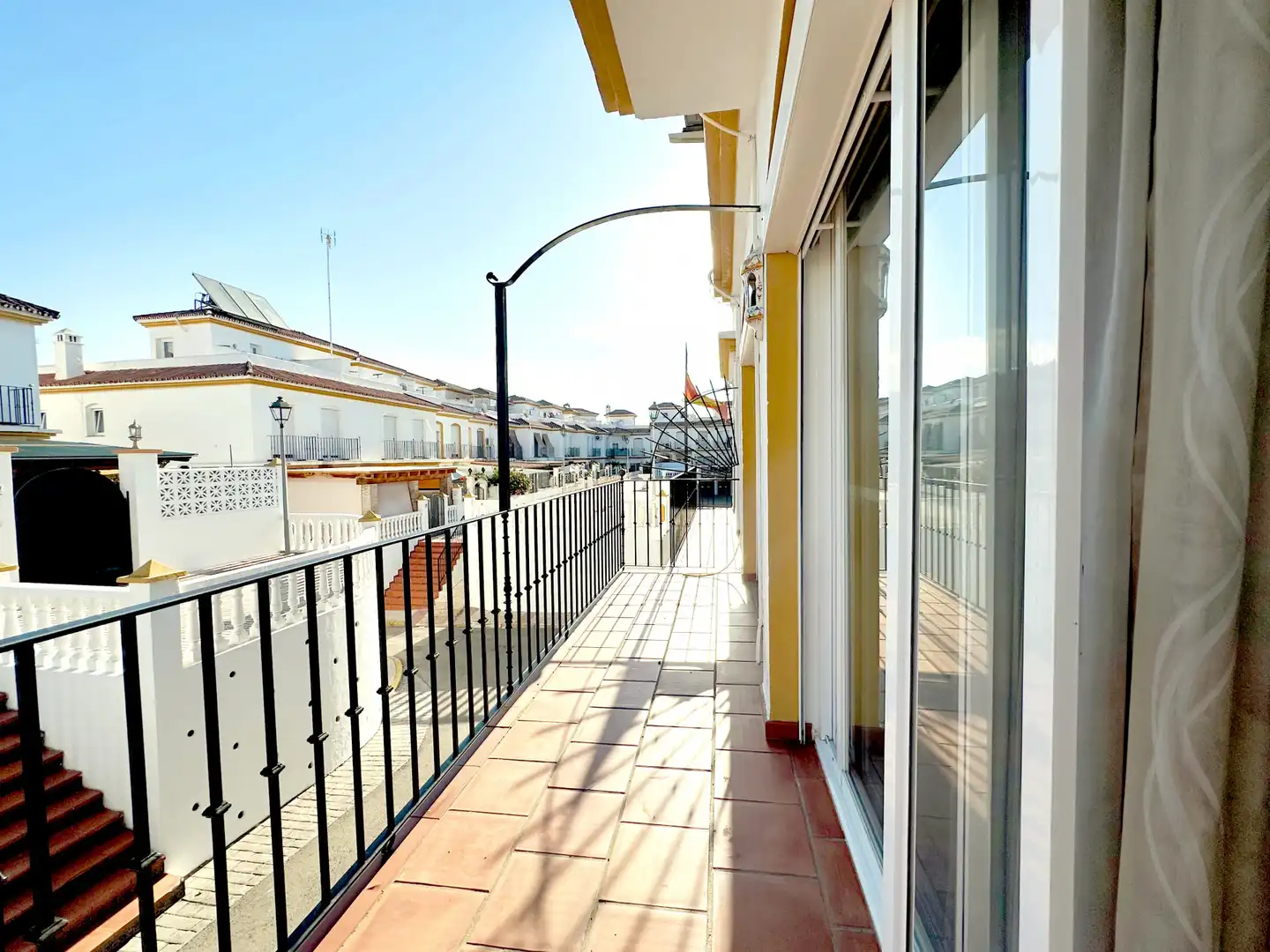 Vista exterior de Casa adosada en venda en Estepona amb Aire condicionat, Terrassa i Traster