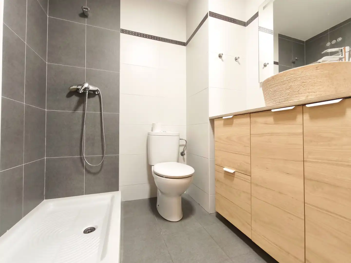 Bathroom of Flat for sale in Entrena  with Air Conditioner, Heating and Parquet flooring