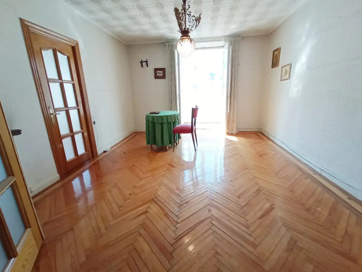 Sala de estar de Piso en venta en Burgos con Calefacción, Parquet y Balcón