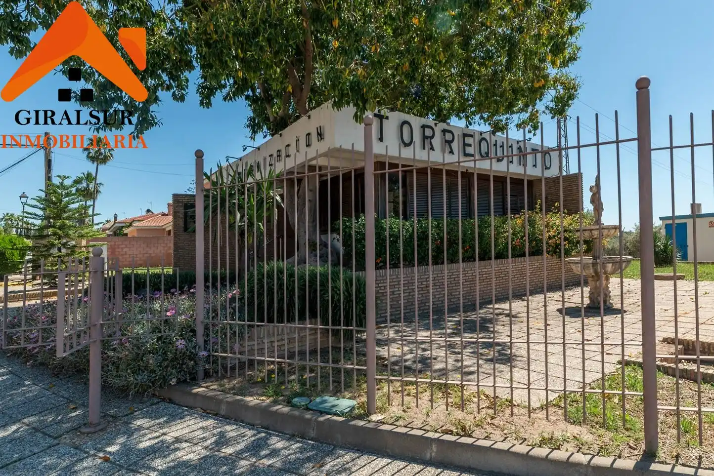 Vista exterior de Casa o xalet en venda en Alcalá de Guadaira amb Aire condicionat, Jardí privat i Terrassa