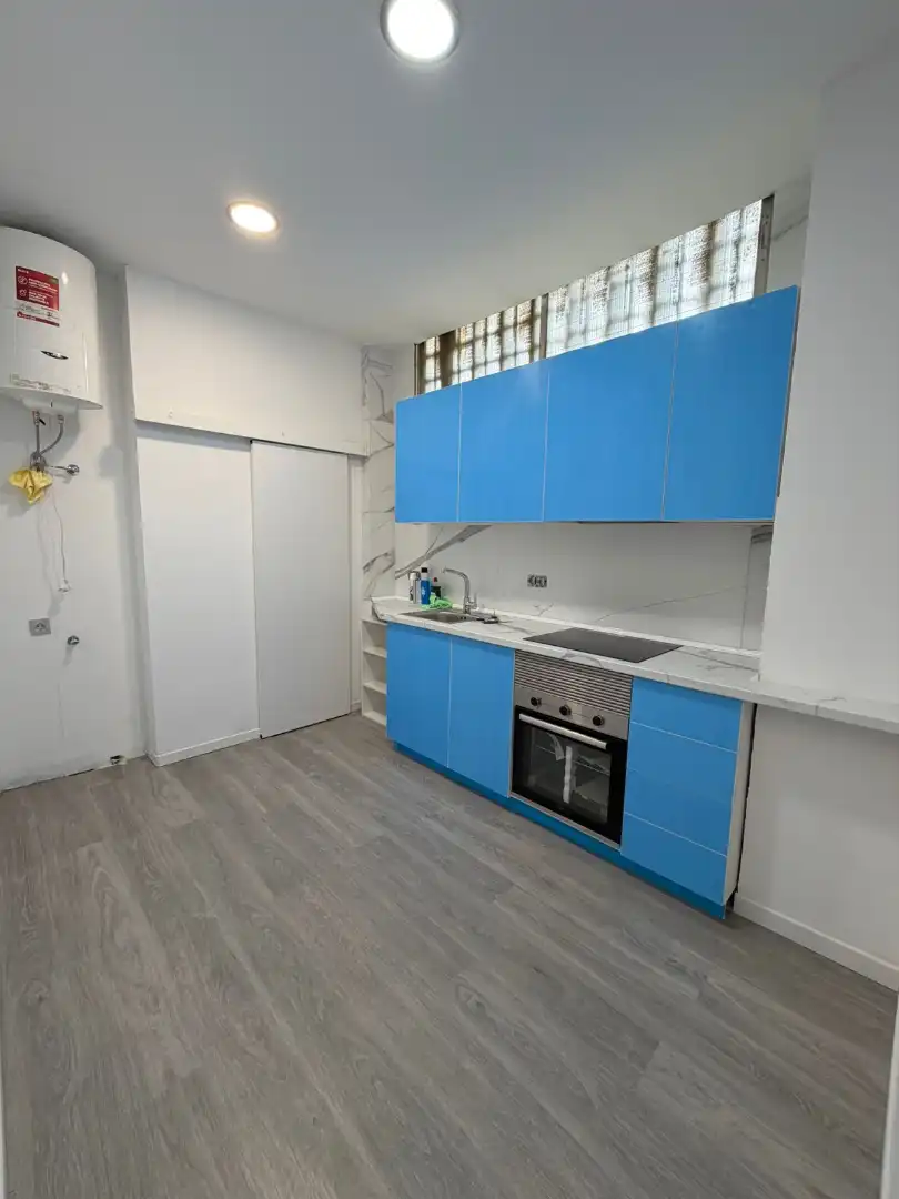 Cuina de Local en venda en L'Hospitalet de Llobregat amb Parquet