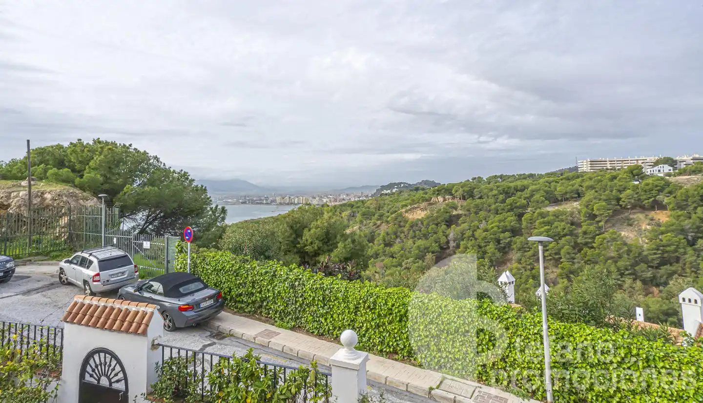 Vista exterior de Casa adosada en venda en Málaga amb Aire condicionat, Terrassa i Traster