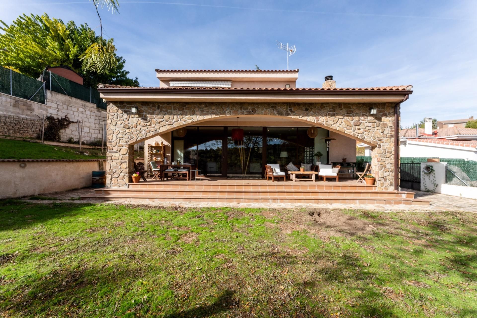Vista exterior de Casa o xalet en venda en Cabanillas de la Sierra amb Calefacció, Terrassa i Balcó