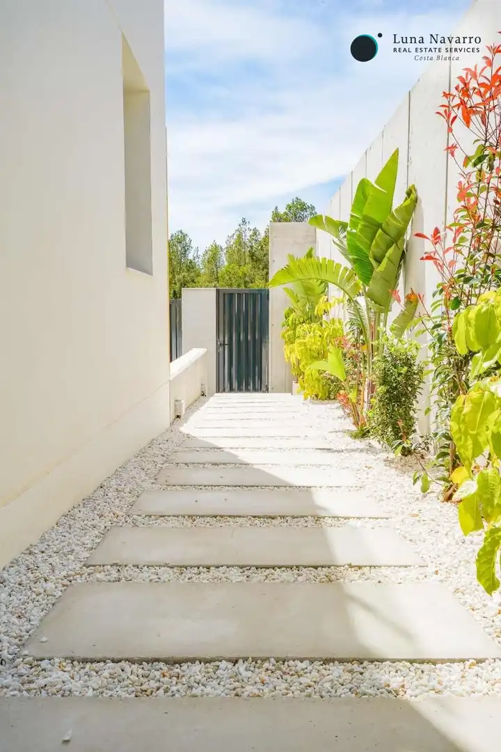 Houses for sale in Carrer Praga, Golf Bahía