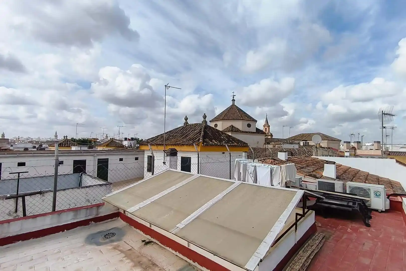 Vista exterior de Casa o xalet en venda en Sevilla amb Aire condicionat i Balcó