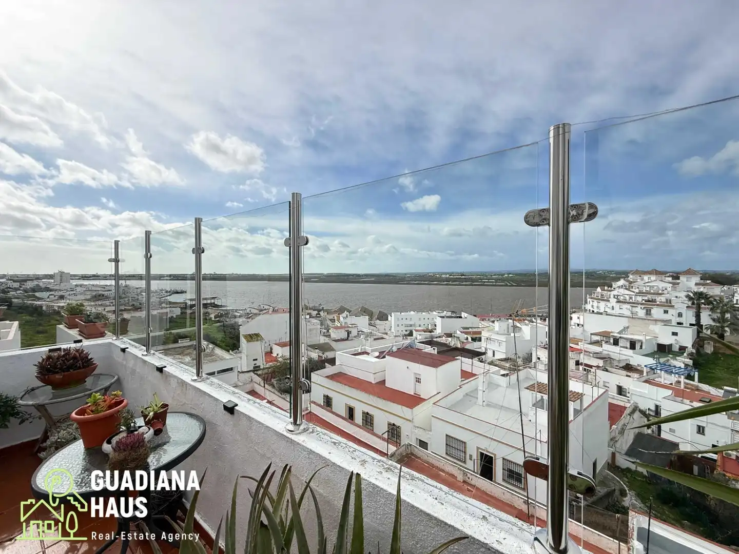 Vista exterior de Casa adosada en venda en Ayamonte amb Aire condicionat, Calefacció i Terrassa