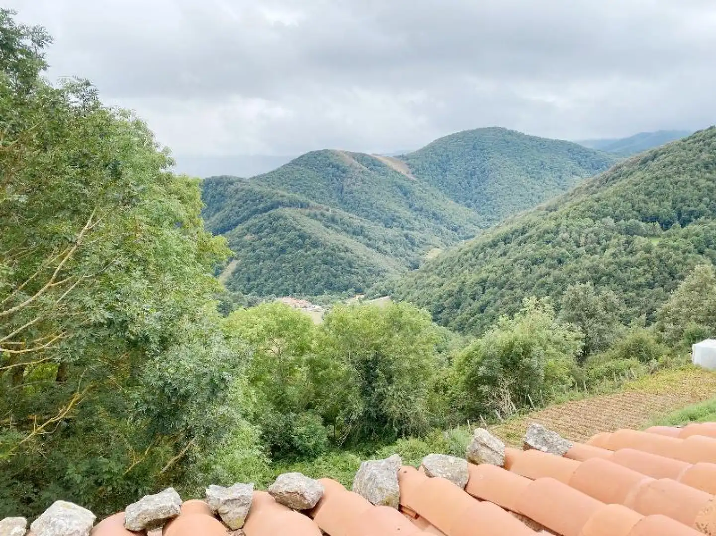 Vista exterior de Casa adosada en venda en Polaciones amb Calefacció, Jardí privat i Traster