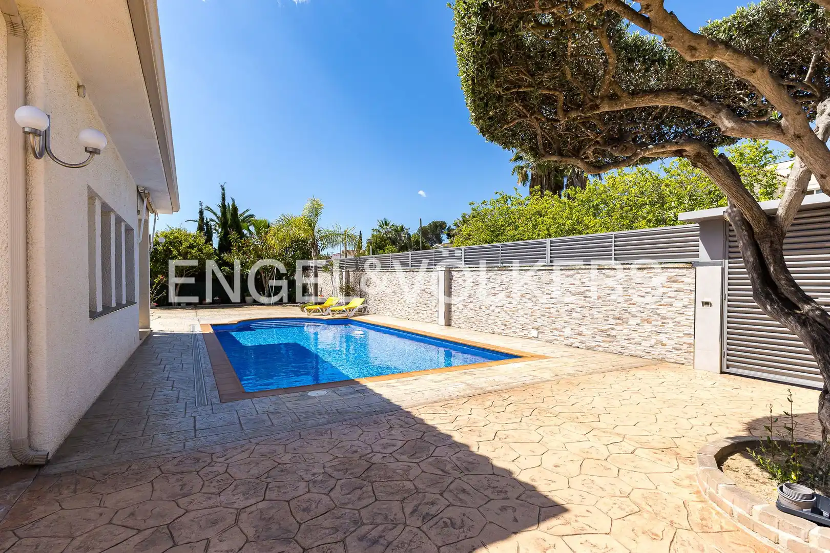 Swimming pool of Houses for sale in Roda de Berà  with Air Conditioner, Heating and Private garden