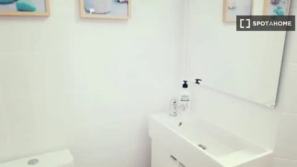 Baño de Piso de alquiler en Valencia con Aire acondicionado, Calefacción y Amueblado