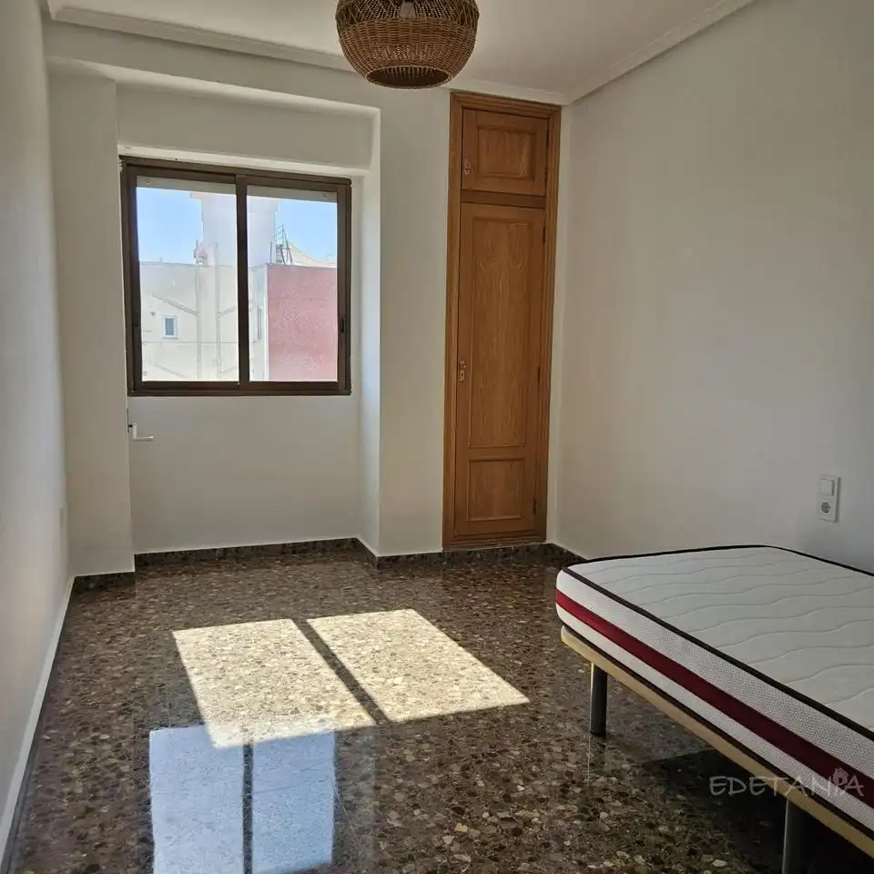 Habitación de Piso de alquiler en Moncada con Aire acondicionado, Amueblado y Internet