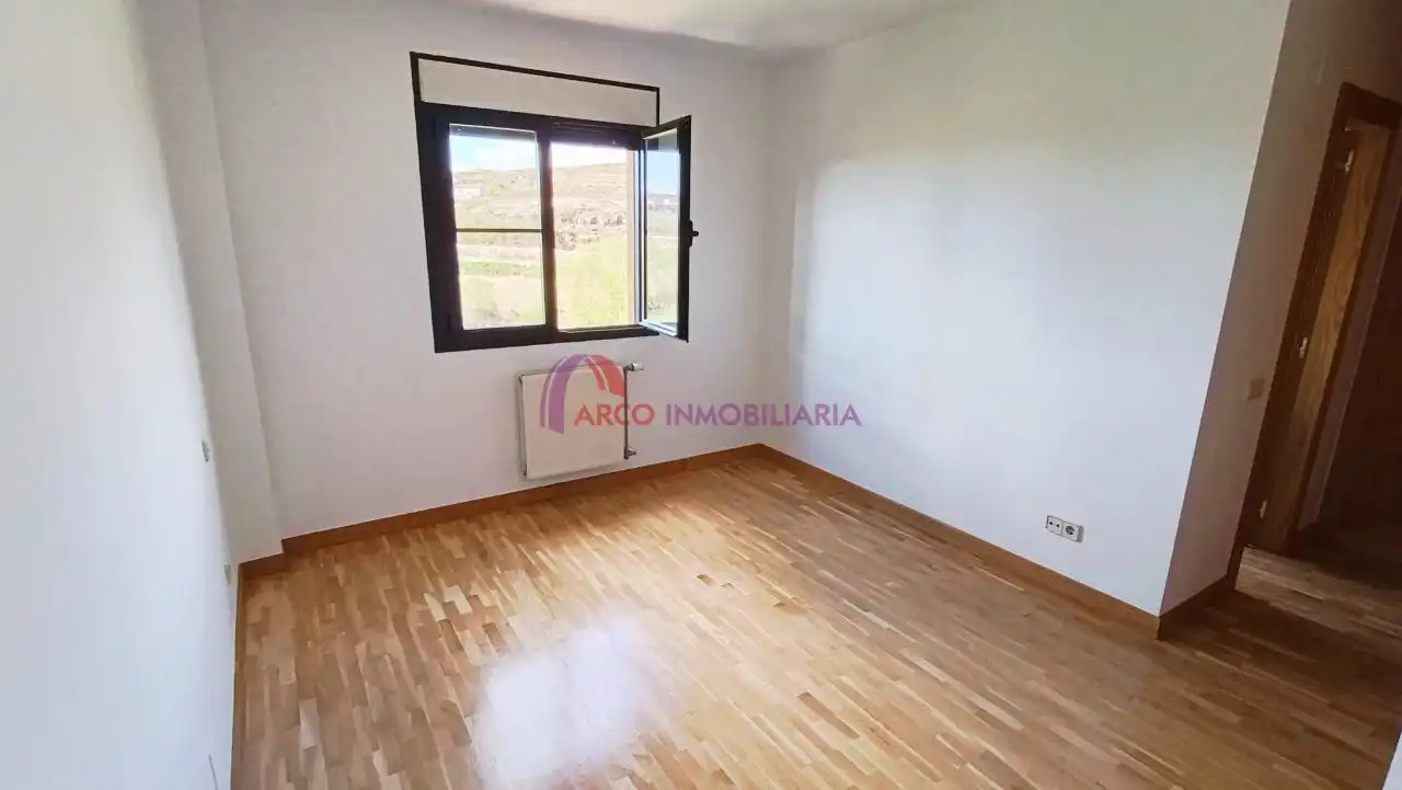 Schlafzimmer von Einfamilien-Reihenhaus zum Verkauf in Cardeñadijo mit Heizung, Privatgarten und Terrasse