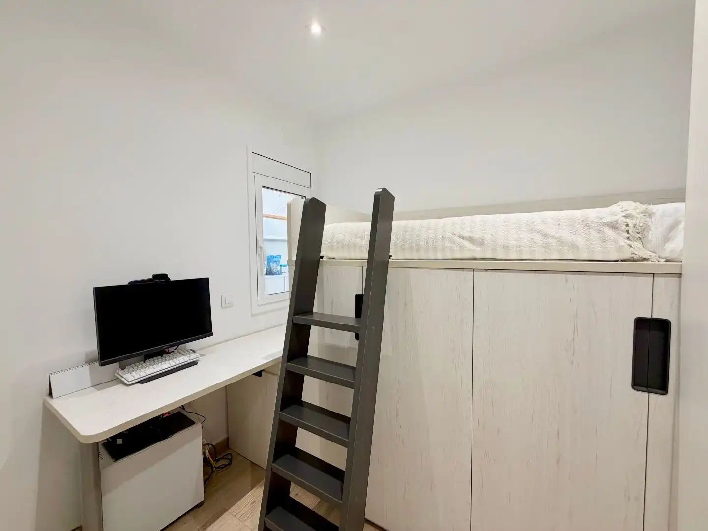 Habitación de Piso en venta en El Prat de Llobregat con Aire acondicionado y Terraza
