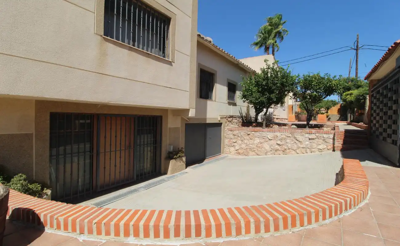 Vista exterior de Casa o xalet en venda en L'Eliana amb Aire condicionat, Calefacció i Jardí privat