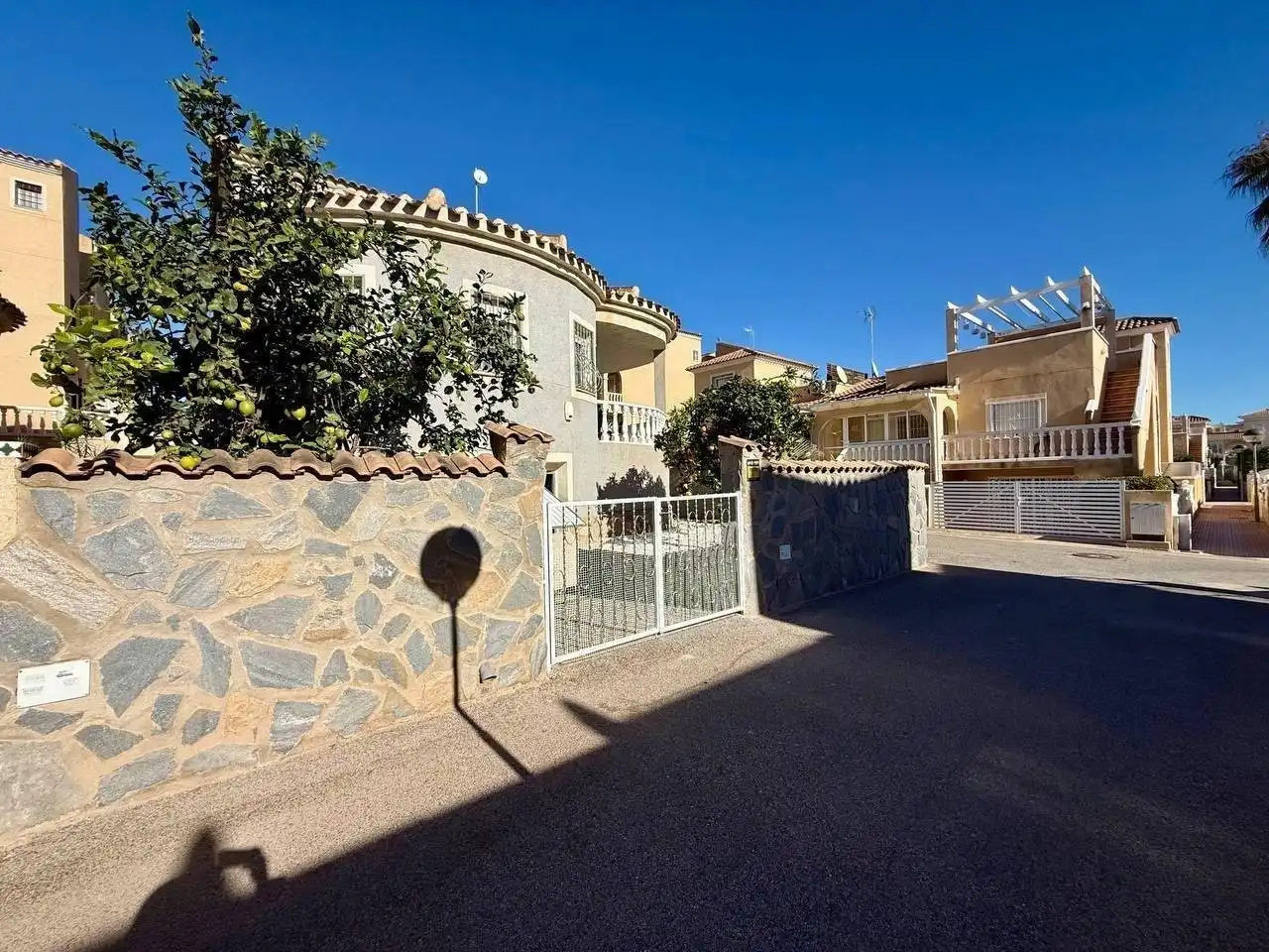 Vista exterior de Casa o xalet en venda en Orihuela amb Calefacció, Jardí privat i Piscina