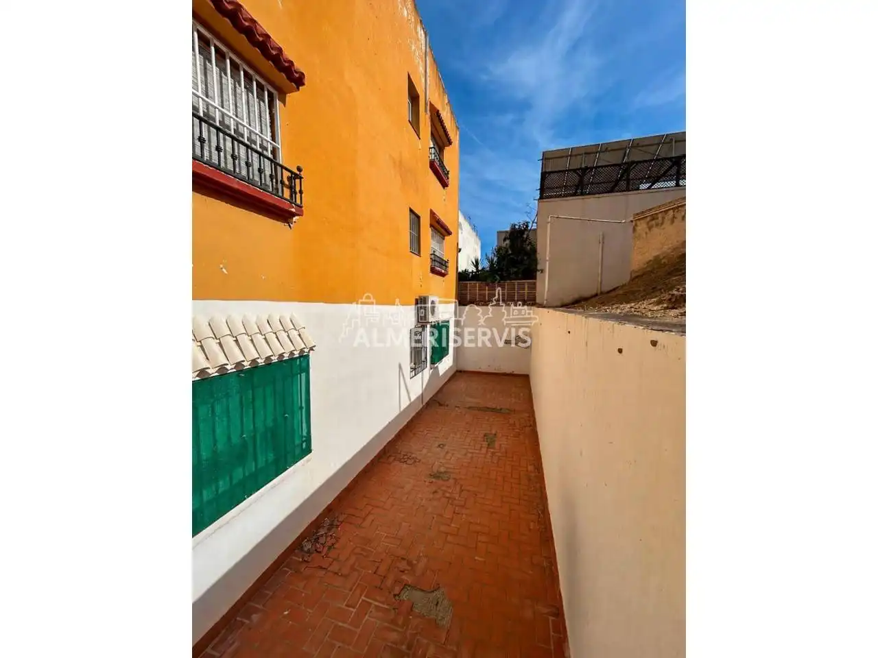 Außenansicht von Wohnung zum Verkauf in Roquetas de Mar mit Klimaanlage, Abstellraum und Möbliert
