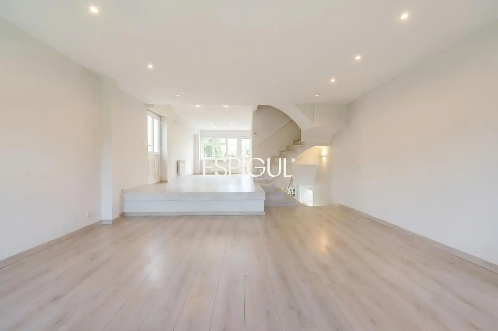 Sala de estar de Casa adosada en venta en Sant Cugat del Vallès con Aire acondicionado, Calefacción y Terraza