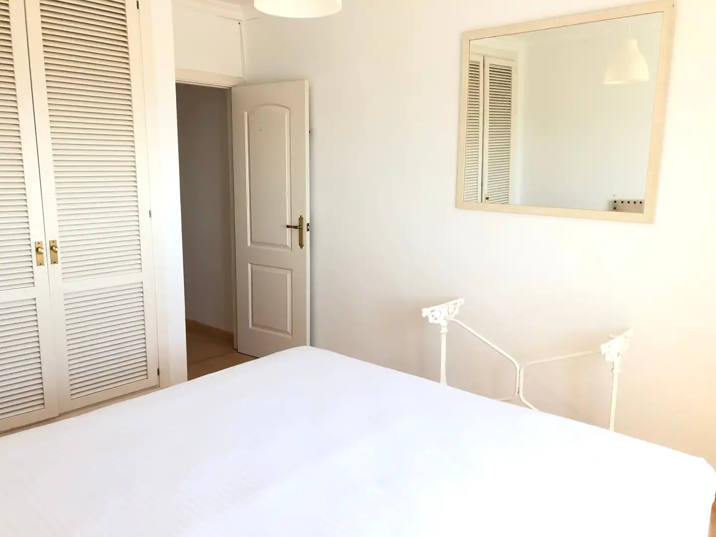 Schlafzimmer von Dachboden zum Verkauf in Marbella mit Parkett, Terrasse und Ofen