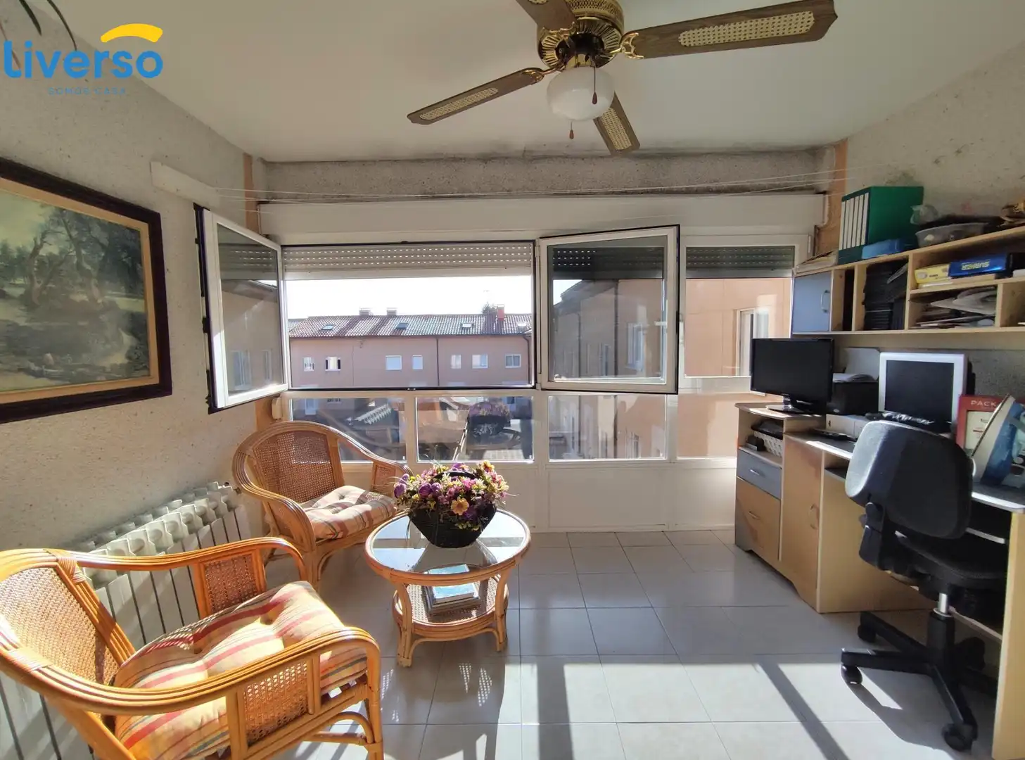 Sala d'estar de Casa adosada en venda en Alfoz de Quintanadueñas amb Calefacció, Parquet i Terrassa
