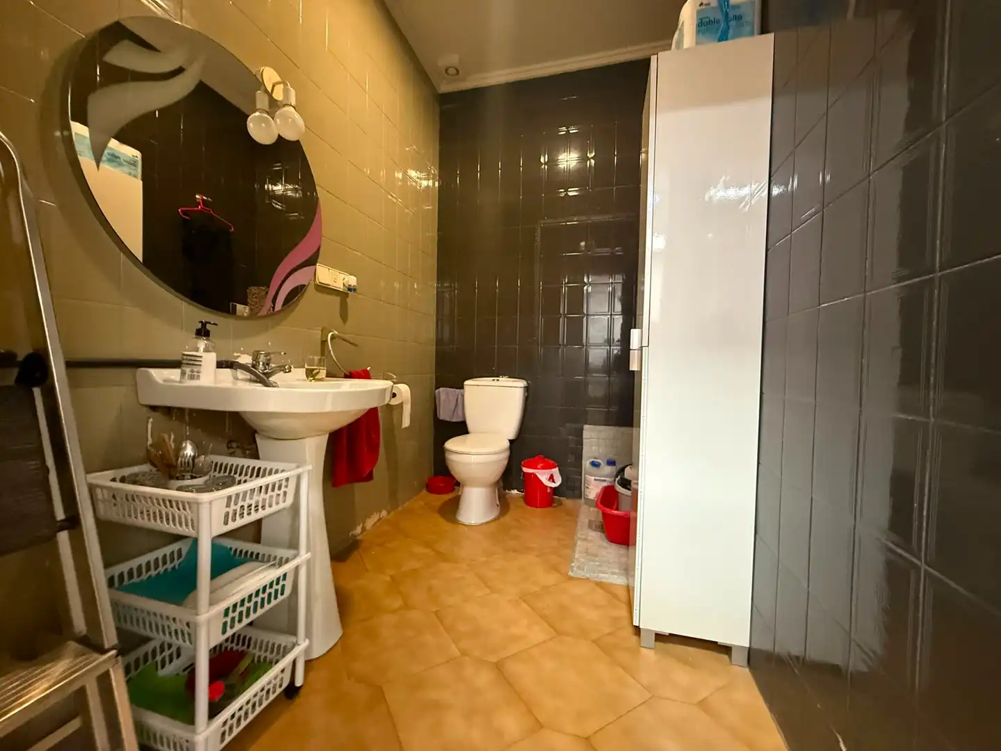 Badezimmer von Geschaftsraum zur Miete in L'Eliana mit Klimaanlage, Heizung und Parkett