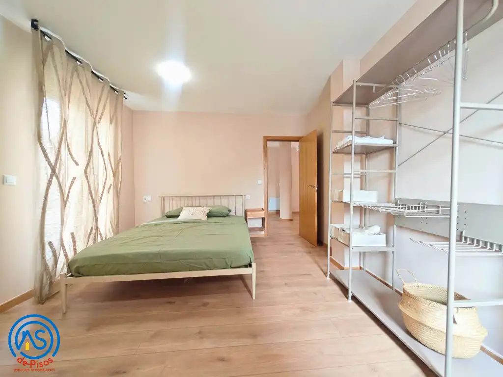 Dormitori de Apartament de lloguer en Zaragoza amb Calefacció, Parquet i Moblat