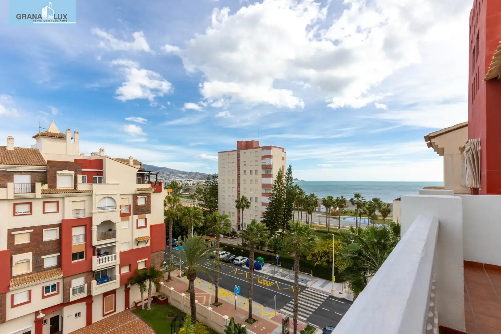 Vista exterior de Àtic en venda en Motril amb Jardí privat, Terrassa i Piscina comunitària