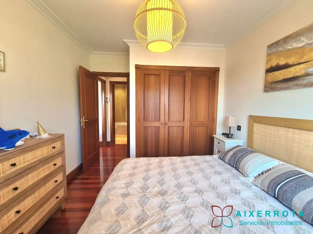 Dormitori de Apartament de lloguer en Getxo  amb Calefacció, Terrassa i Traster