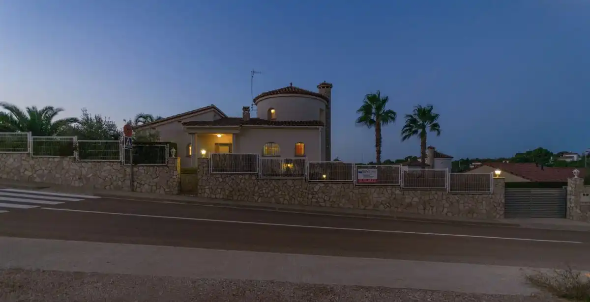 Vista exterior de Casa o xalet en venda en El Perelló amb Aire condicionat, Calefacció i Jardí privat