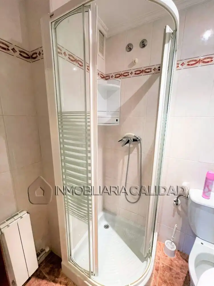 Baño de Piso de alquiler en Burgos con Calefacción, Trastero y Amueblado