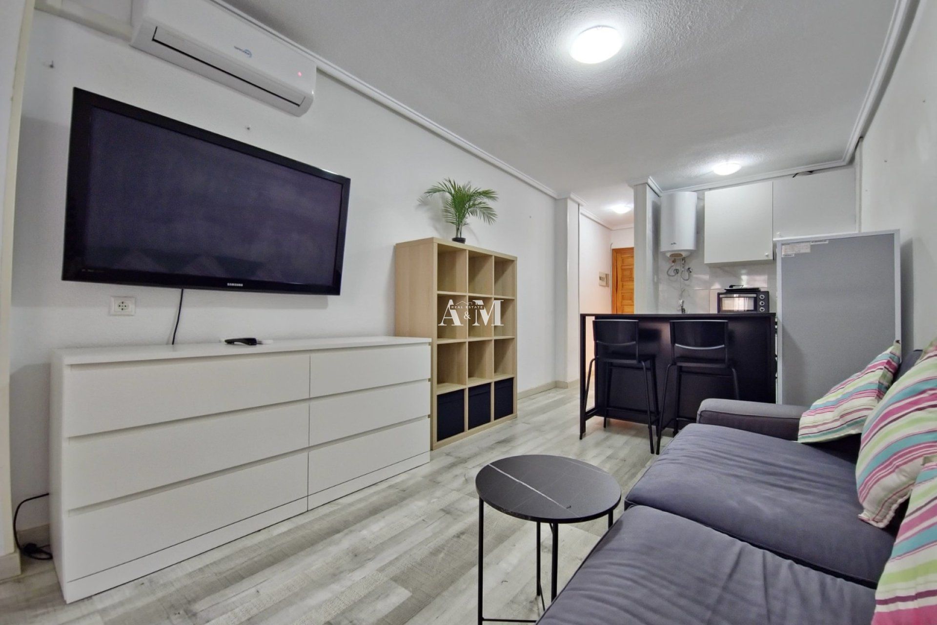 Sala d'estar de Estudi en venda en Torrevieja amb Aire condicionat, Piscina i Moblat