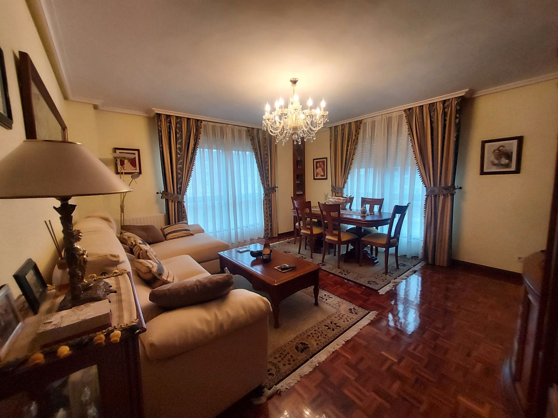 Sala d'estar de Pis en venda en Burgos Capital amb Calefacció, Parquet i Traster