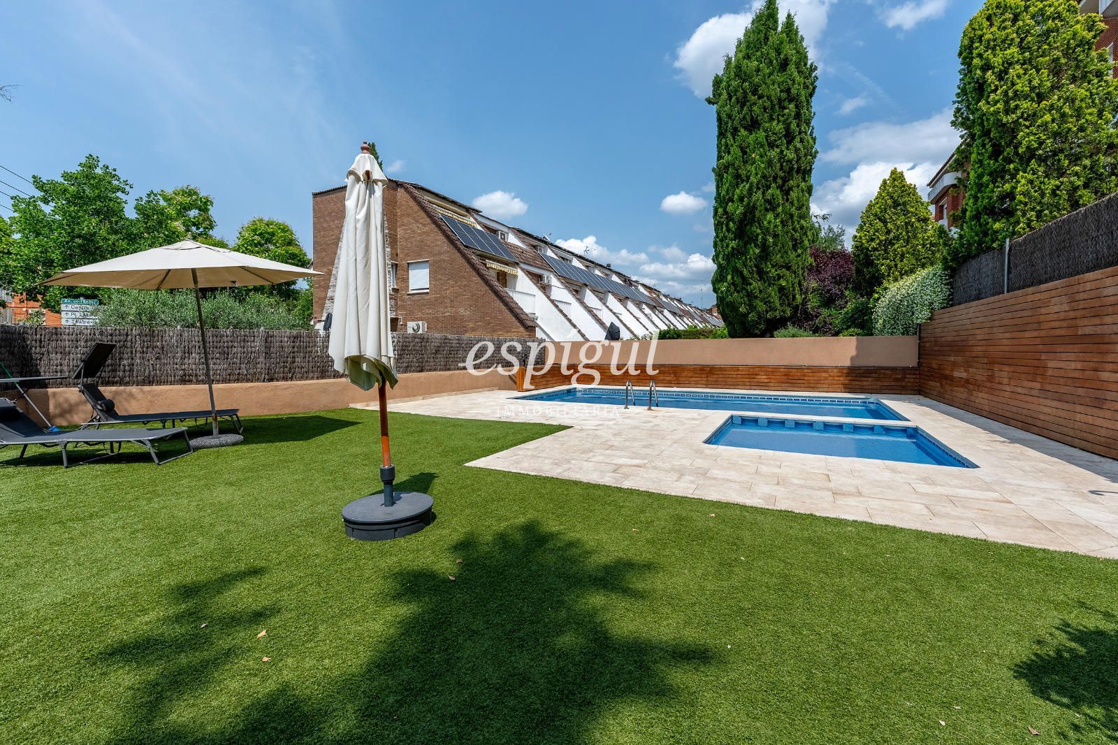 Swimming pool of Single-family semi-detached for sale in Sant Cugat del Vallès  with Air Conditioner, Heating and Parquet flooring