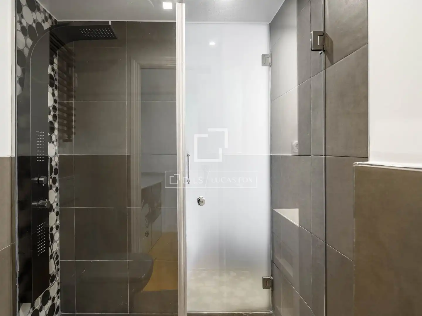Badezimmer von Dachboden zur Miete in Madrid mit Klimaanlage, Heizung und Parkett