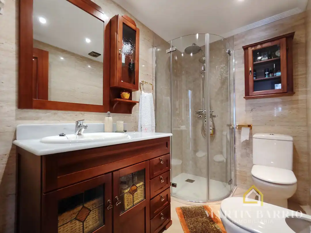 Badezimmer von Wohnung zum Verkauf in Muskiz mit Heizung, Privatgarten und Terrasse