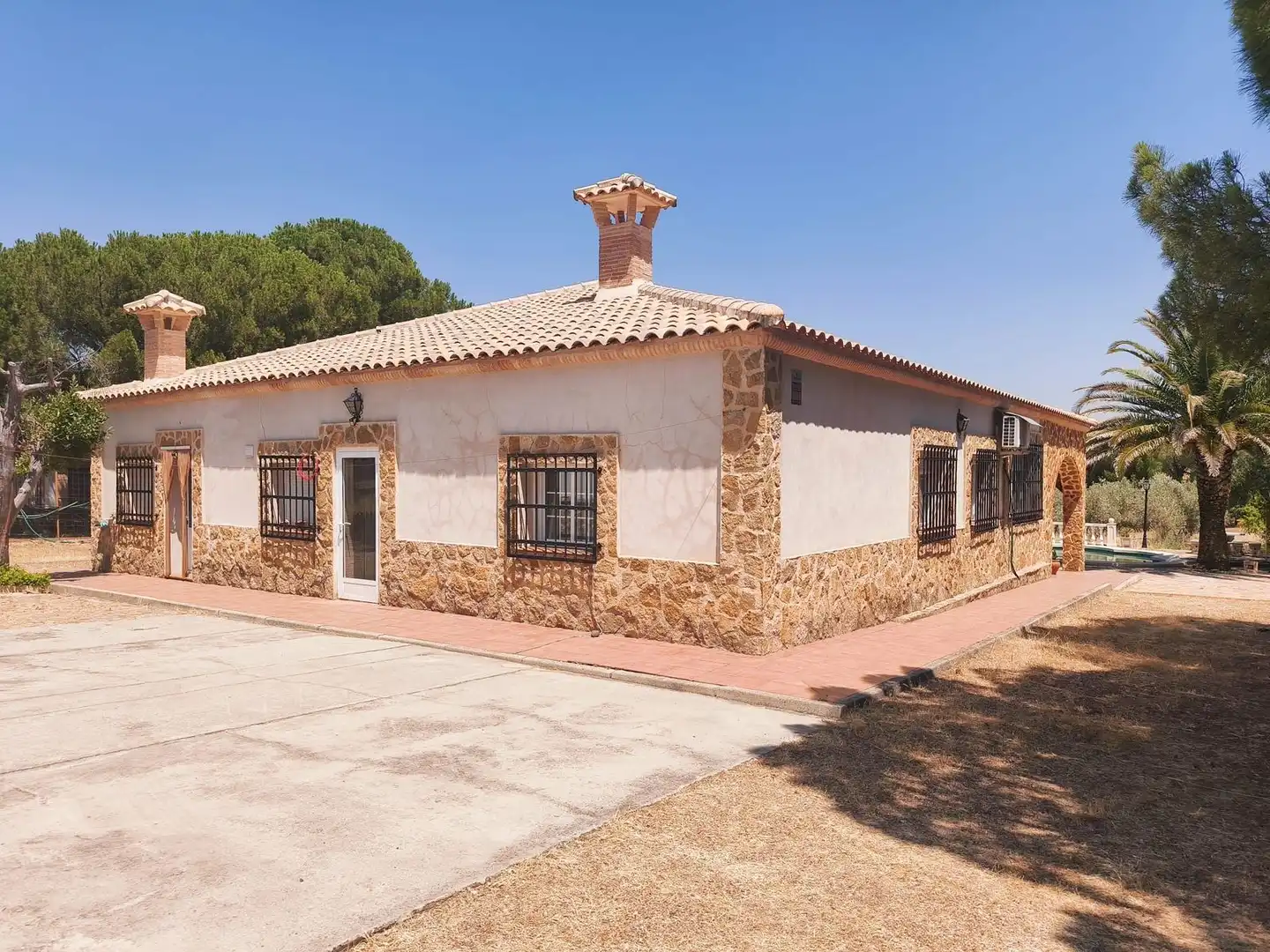 Vista exterior de Casa o xalet en venda en Brazatortas amb Aire condicionat, Calefacció i Jardí privat