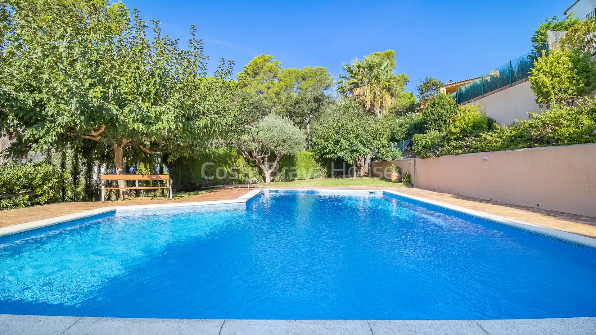 Schwimmbecken von Einfamilien-Reihenhaus zum Verkauf in Palafrugell mit Klimaanlage, Heizung und Privatgarten