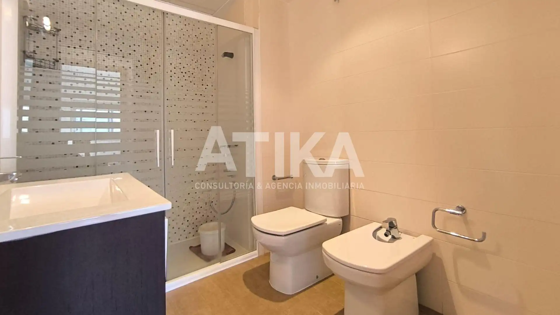Bathroom of Flat for sale in Daimús  with Air Conditioner, Heating and Parquet flooring