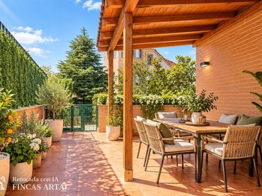 Casa con piscina en venta en Avenida de la Ilustración