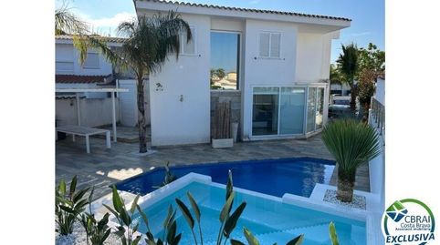 Empuriabrava preciosa casa moderna amb piscina i amarri prop de la platja, sala destar de 99 m2
