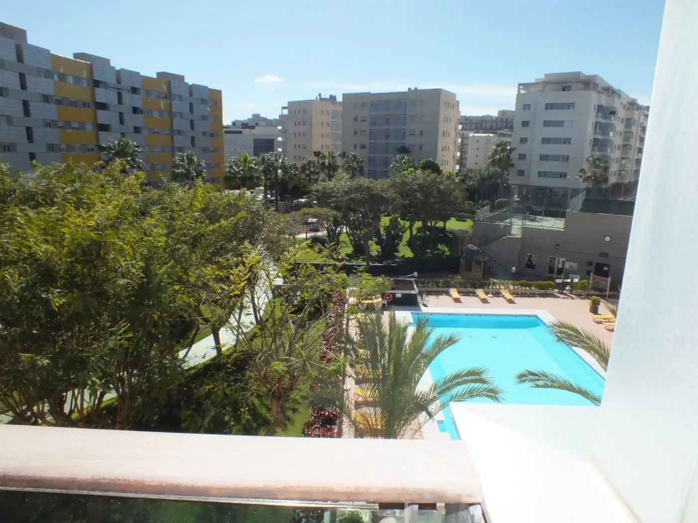 Schwimmbecken von Wohnung zum Verkauf in Las Palmas de Gran Canaria mit Privatgarten, Terrasse und Möbliert