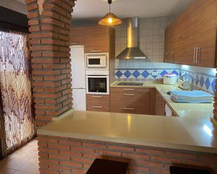Cuina de Casa adosada en venda en Villanueva del Rey amb Aire condicionat, Terrassa i Balcó