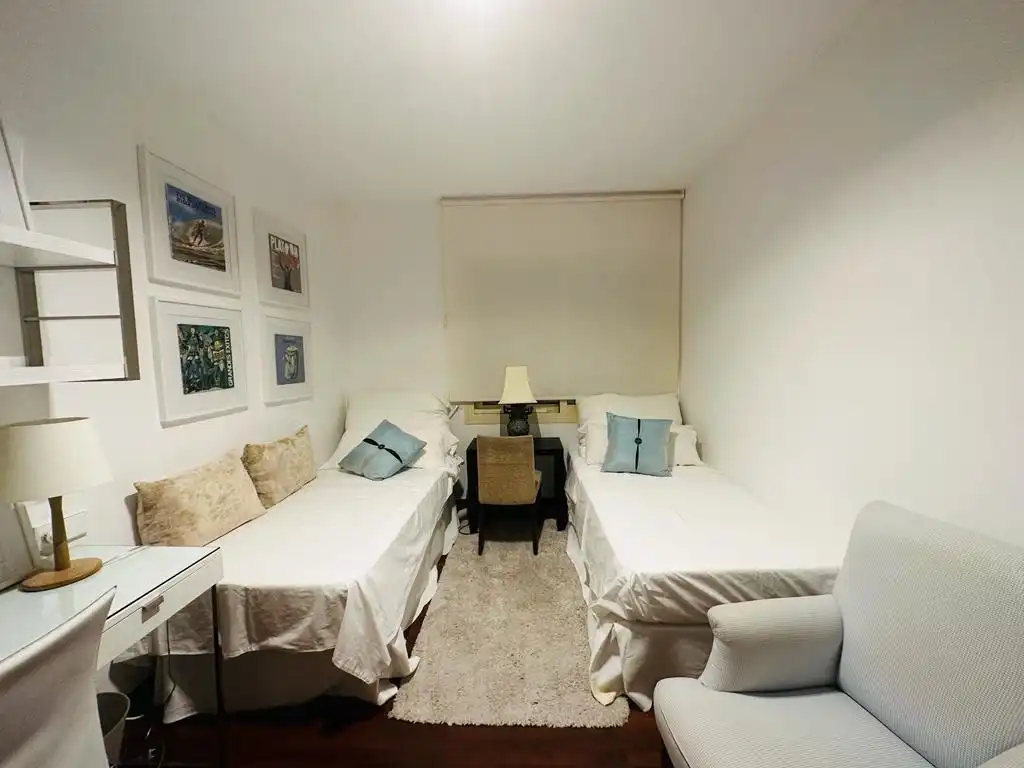 Schlafzimmer von Erdgeschoss zur Miete in Marbella mit Klimaanlage, Privatgarten und Terrasse