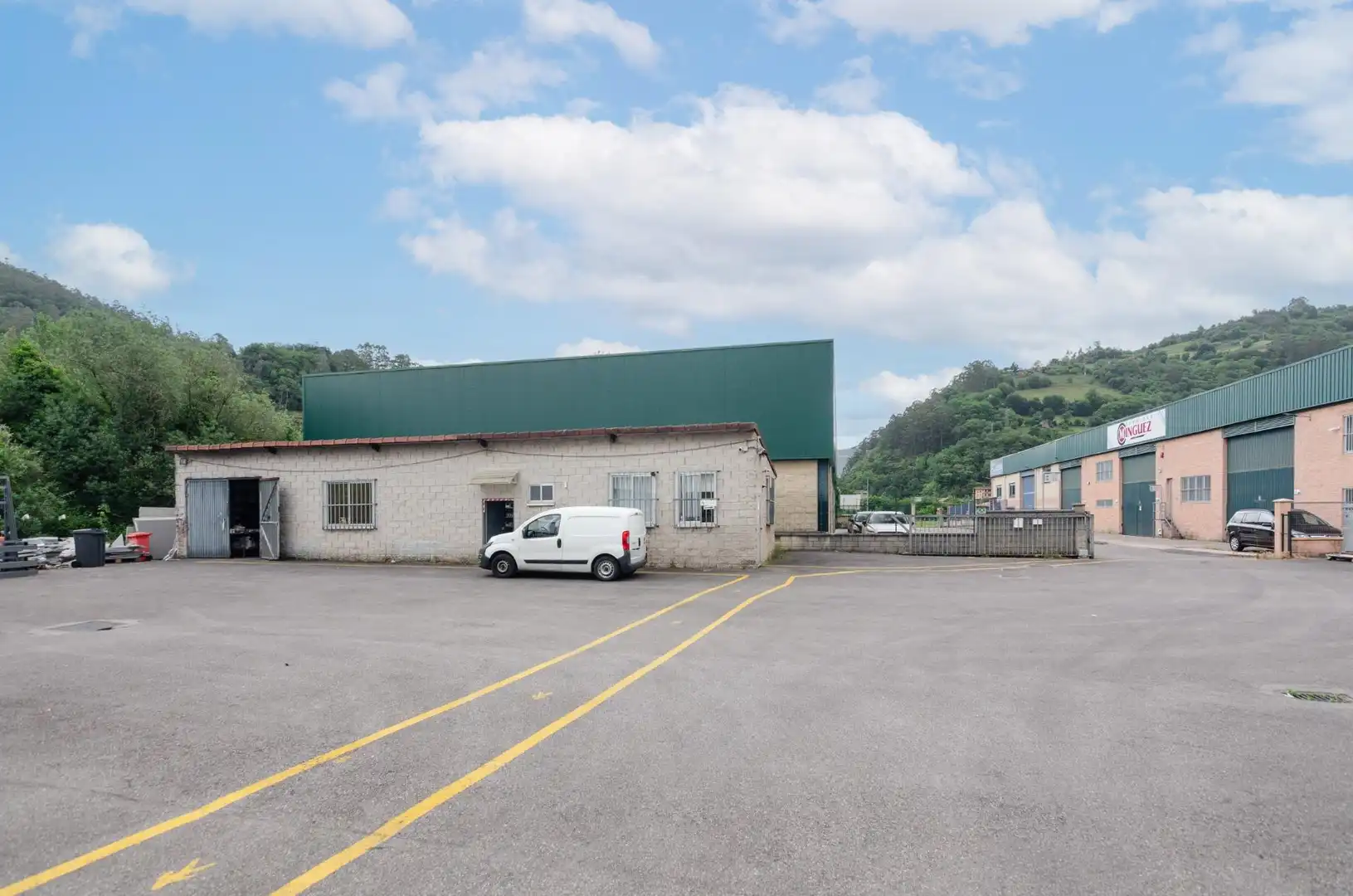 Vista exterior de Nau industrial en venda en Mieres (Asturias)