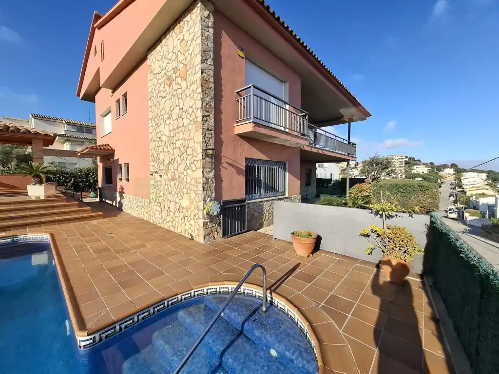 Swimming pool of Houses for sale in Pineda de Mar