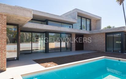 Vista exterior de Casa o xalet en venda en L'Eliana amb Aire condicionat, Terrassa i Piscina