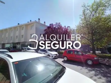 Parking de Piso de alquiler en Oleiros con Calefacción, Trastero y Amueblado
