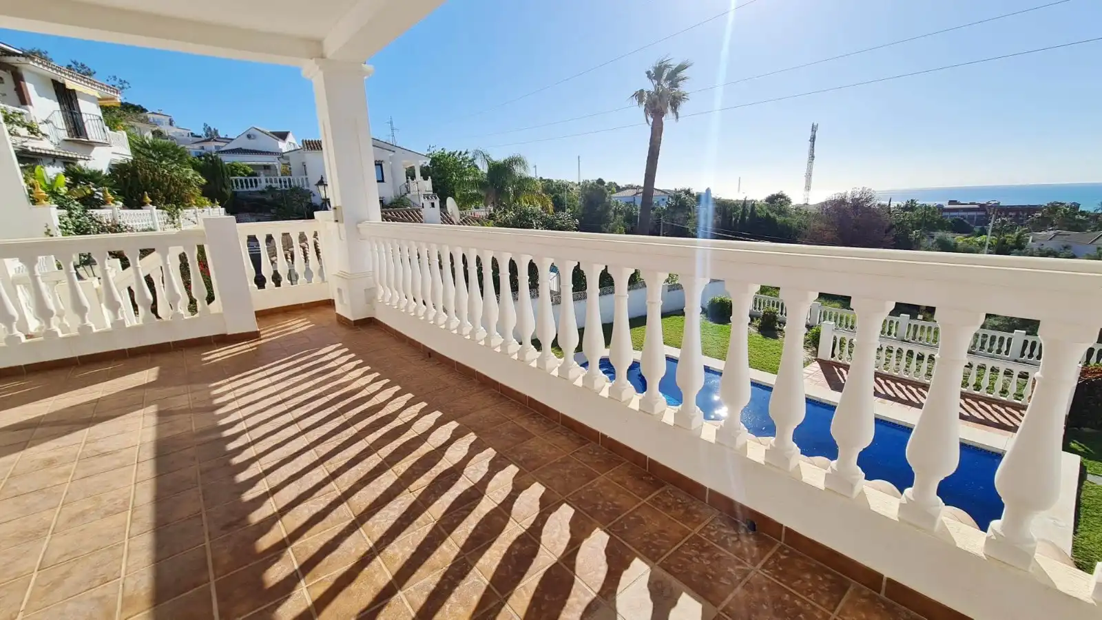 Vista exterior de Casa o xalet en venda en Benalmádena amb Aire condicionat, Jardí privat i Terrassa